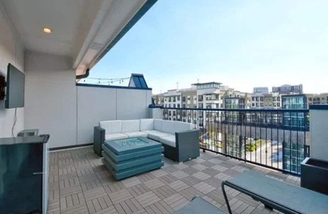 2-bedroom townhome in superb Irving with AC, fitness room, WiFi