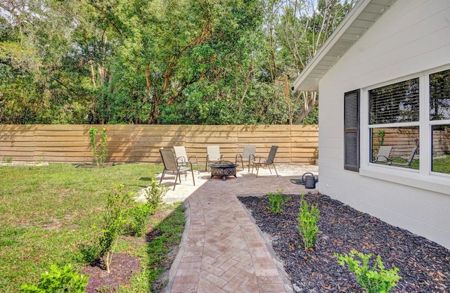 Spacious 4-bedroom house With Outdoor Oasis