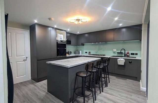 Family-friendly 3 bedroom house close to M60