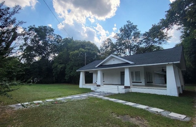 3bed2 ba house in marvelous Macon and 15 min from WR Airforce base with WiFi, AC