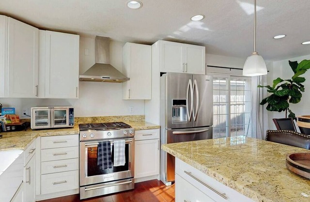 3BR Mountain View Home with Pool, Spa, & Patio