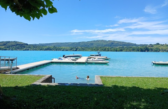 LAC CASA 60 - gîte with beach and terrace overlooking the lake