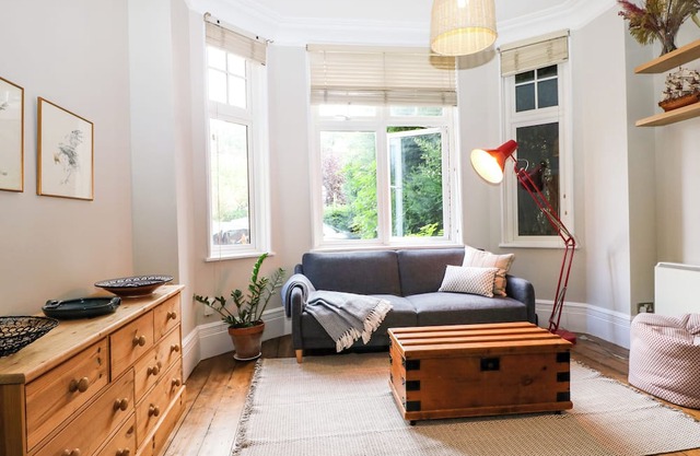 GUILDFORD KIP, romantic, character holiday cottage in Guildford