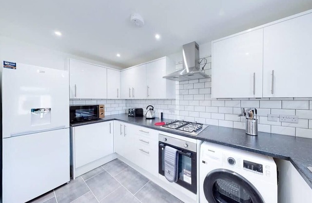 Ranworth House - Holiday home in Bedford, Sleeps 5