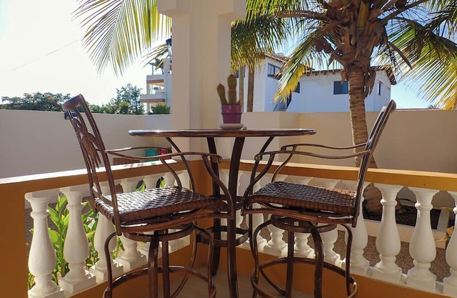 Kas di Almendra: By the Ocean, Walk to Downtown, Tropical 1-Bedroom House
