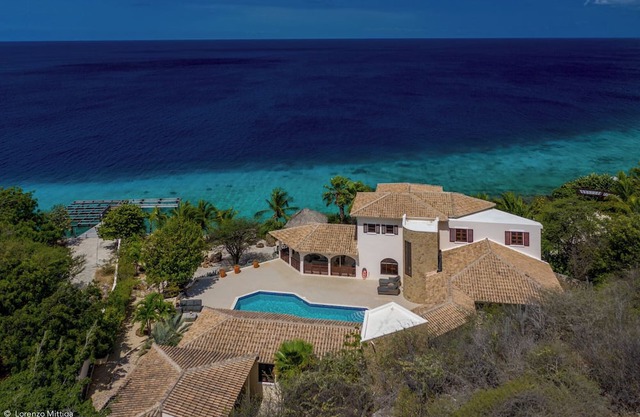 Villa Blossom, Oceanfront escape with 3 bedrooms in quiet area