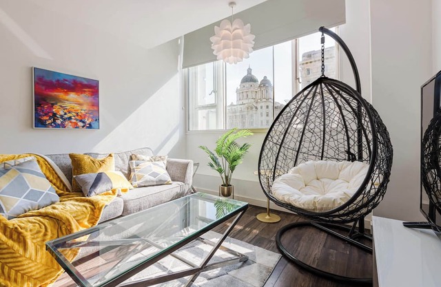 Central City Centre Apartment With Liver Building Views - Best location!