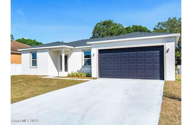 Cozy 4-bedroom house in tranquil Palm Bay with WiFi, AC. 30 minutes from beach.