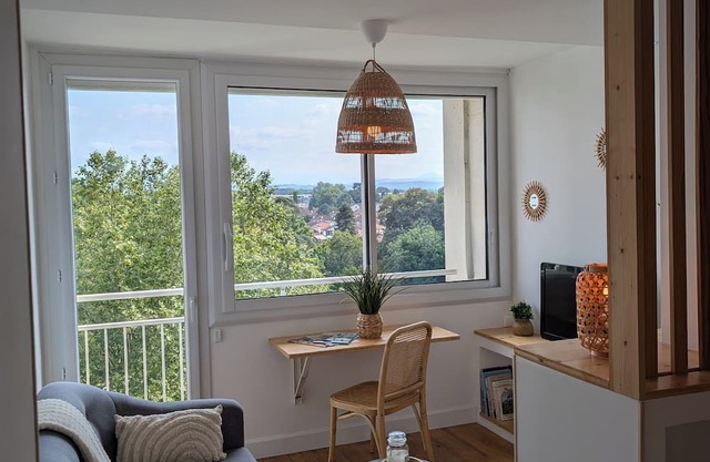 Luminous studio with cosy charm, quiet location near town center