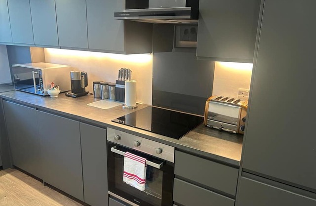 Renovated modern apartment minutes from M1 and town centre