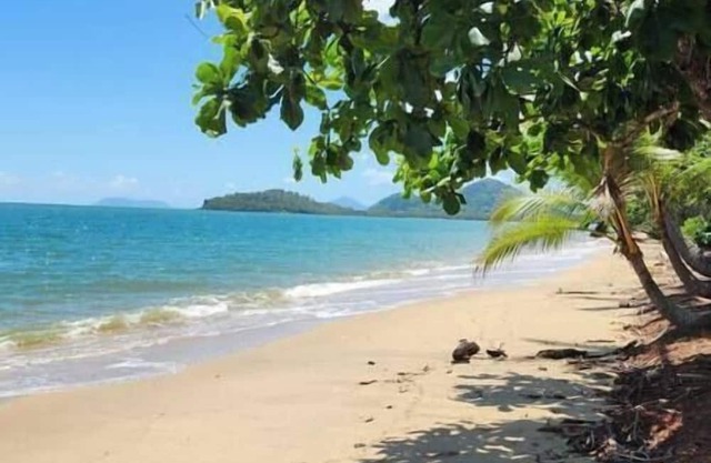 Tropical Beachfront Family House at Cairns Beaches