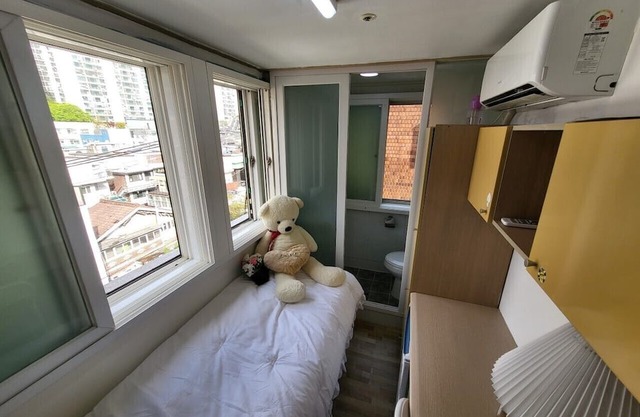 “Cozy accommodation”5min to the subway station. 20-30min you can reach downtown