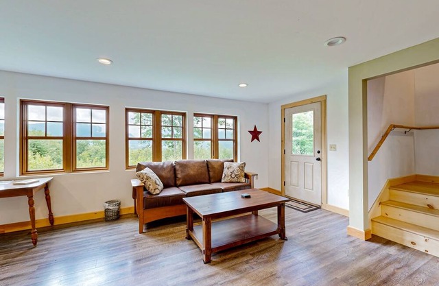Cozy two-story mountain home with beautiful views & furnished patio