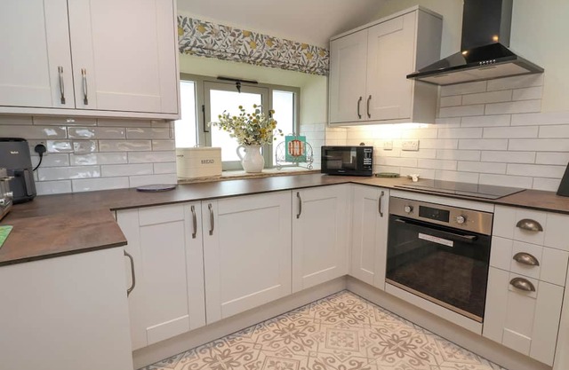 BURROWS END, pet friendly, with open fire in Cleobury Mortimer