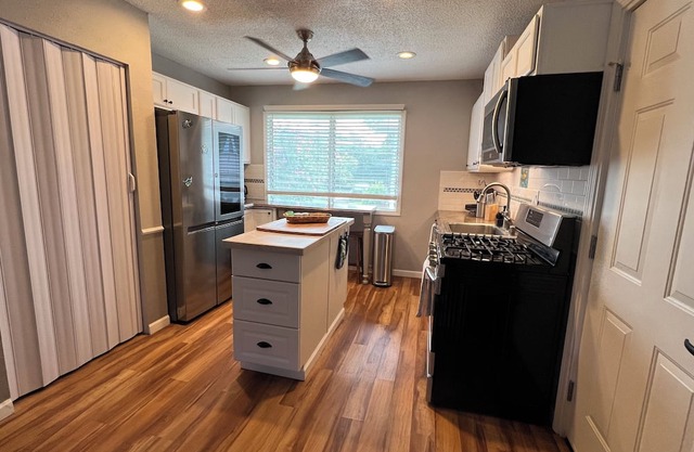Convenient 2bed/1bath condo walking distance to dining, shops, and ocean