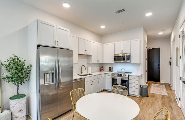 Modern Condo 2 Mi to Broadway & Downtown Nashville