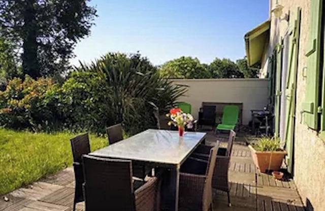 Homerez - Spacious House in Saubrigues with Garden and Barbecue
