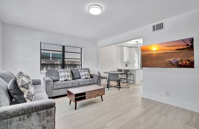 Updated 2/2 Close to Downtown