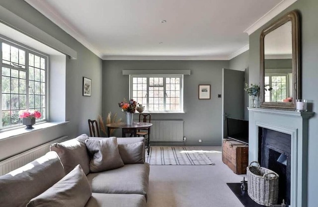 Tranquil 1 Bed/1 Bath Getaway at Beverston Castle