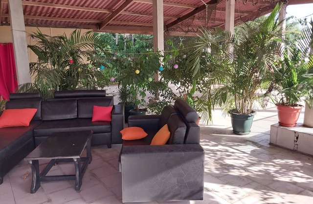 Serviced 2 bedroom apartment & pool in Riviera 3, with services included