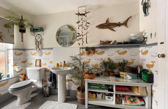 Cosy Double Bedroom TV, microwave and breakfast of cereal & toast, tea & coffee