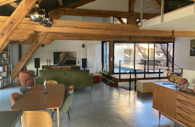 Atypical vineyard near the Canal du Midi, 30 minutes from the beaches