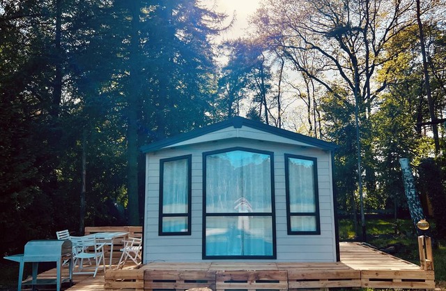 Chalet Futura Magica. Ein Mobilheim Mitten im Wald mit Wiese, Wild & Ruhe