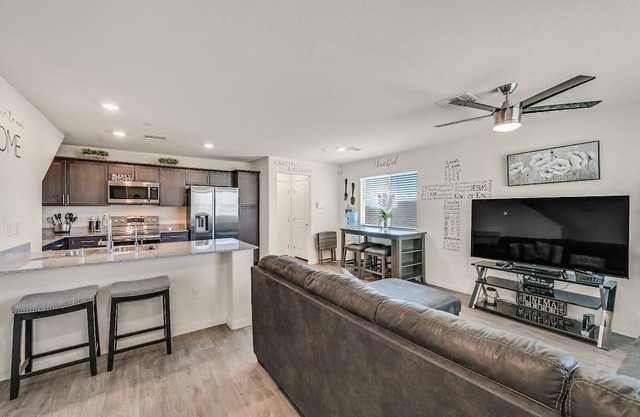 New! 3BR Vegas Townhouse, sleeps 6, w Pool Access