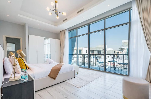 Luxurious 8BR Villa with Assistant Room at Jumeirah Park by Deluxe Holiday Homes