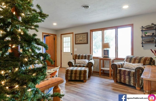 Walking distance to swim beach, boat launch, marina & restaurant! Space for 12!