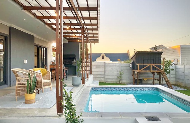 Cape Winelands Mountain View Getaway