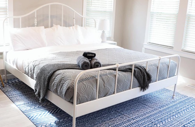 Family-friendly, private modern farmhouse, surrounded by farmland. Near the Ark.