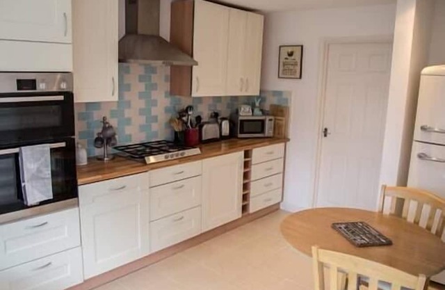 Spacious 3 bed house with parking