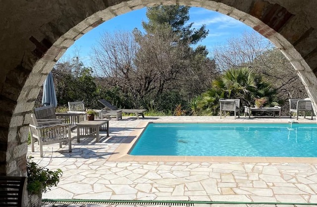 Villa Charme Provencal, Piscine,situation Dominante, Verdure,calme,serenite