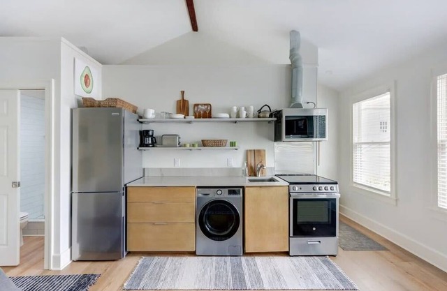 The Nest on Duffy Lane, Fresh | Modern | Parking