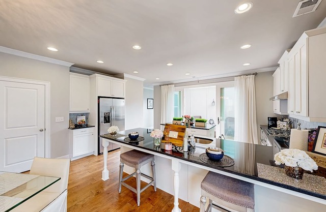 Peaceful & sun-filled getaway with courtyard, grill, games, & lovely fireplace