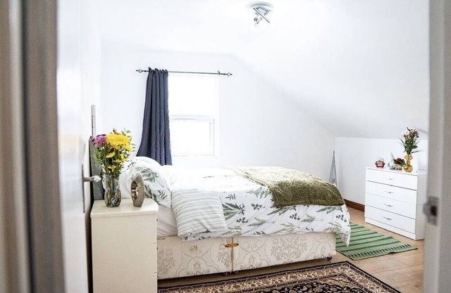 2bed cozy flat, 5mins from Wimbledon stadium with many food shops below!