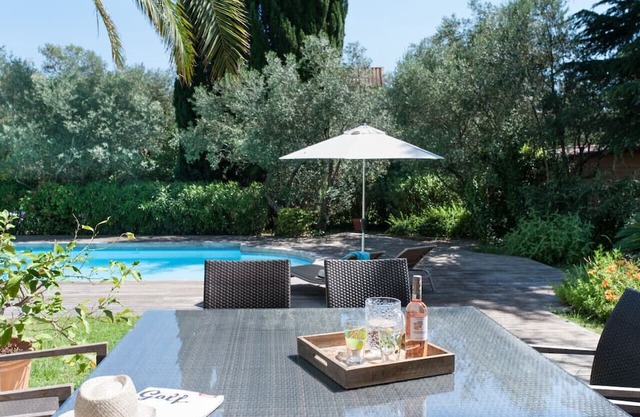 Villa des Rosiers : with pool and quiet garden