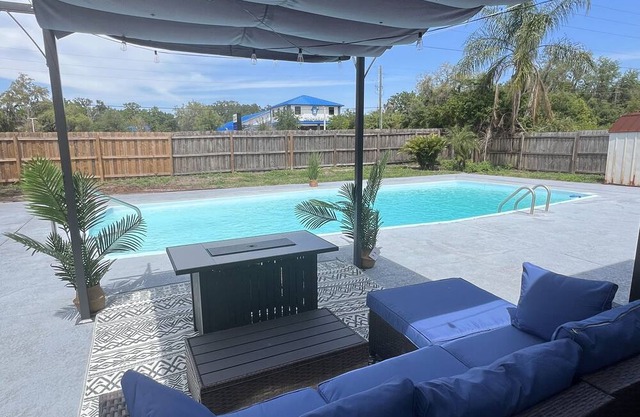 Family friendly 4bdrm SOLAR HEATED POOL HOME 10min to Tampa w/inviting backyard!