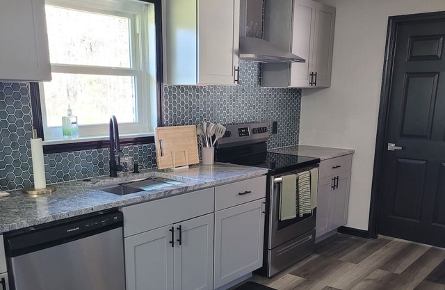 Lovely 3-bedroom house seating on 3 acrage with AC and WiFi in Loganville