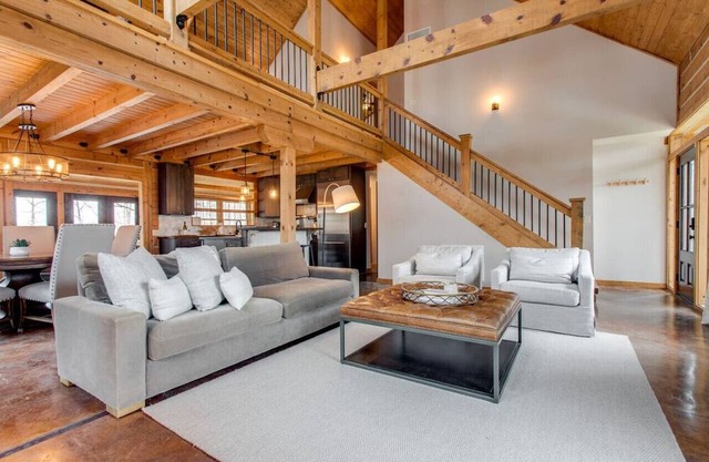 Whispering Woods Lodge: 3BR*Pool Table*7 Acres*