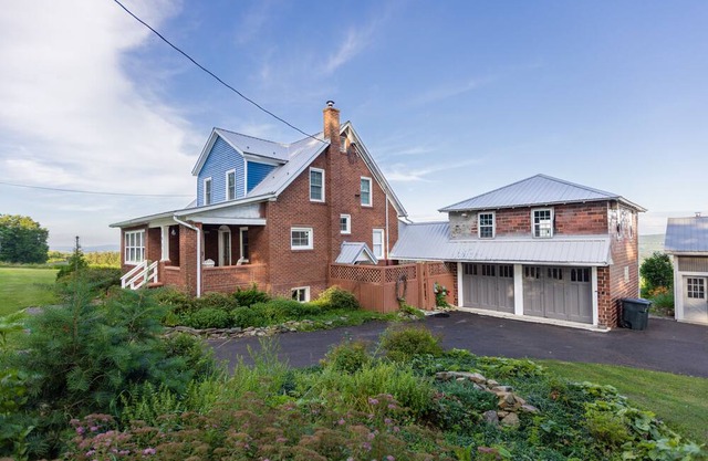 4 bedroom, 1.5 bath, mountain views!