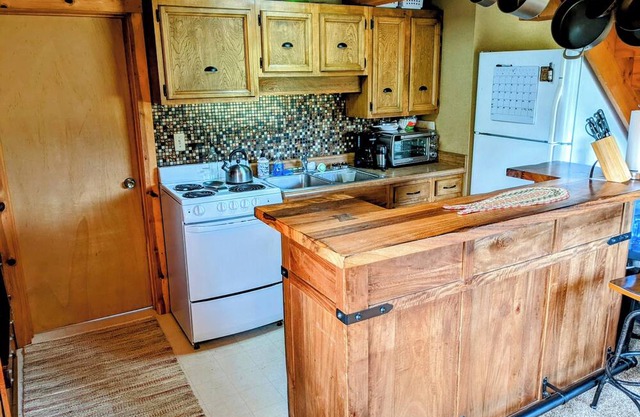 Classic Alaskan Log Cabin on Lake, Sleeps 5 - 7