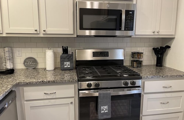New Cozy 3 Bdrm House w/game area - 8 mins to Bricktown and Midtown