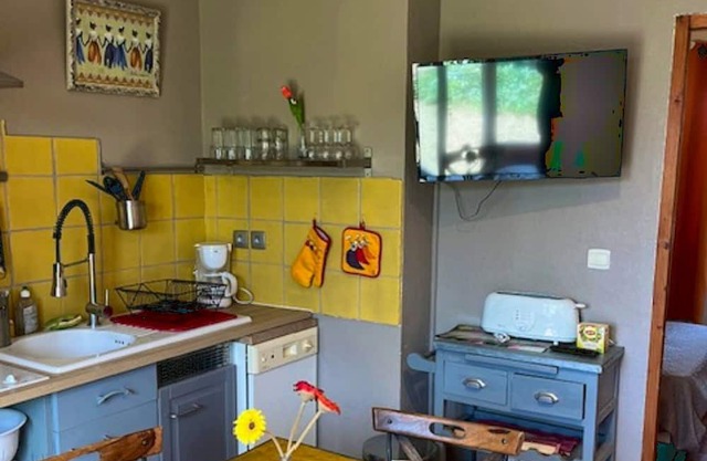 Homerez - Appartement for 4 ppl. with shared pool and terrace at Bellegarde