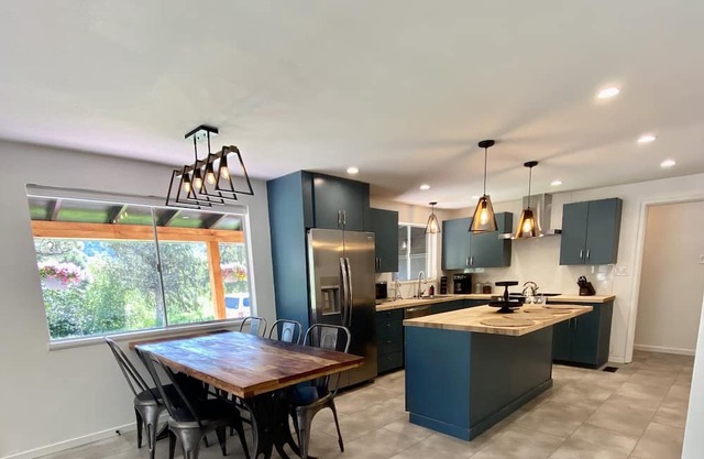 Cheerful mountain home close to downtown, hiking trails, and hot springs!