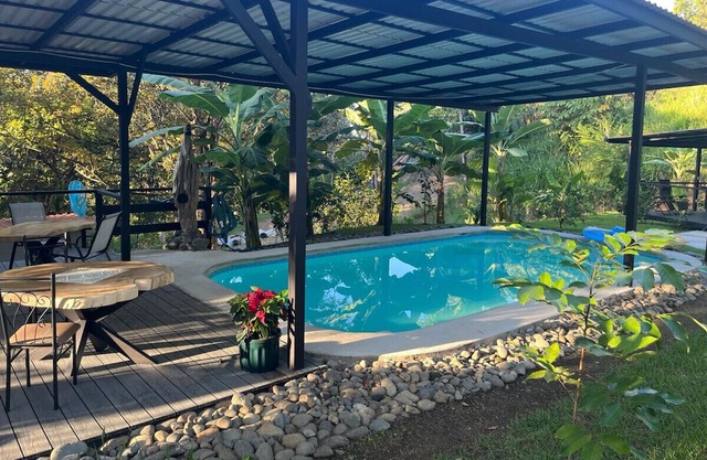 Modern Jungle Cabana#3 - 2 Bedroom Queen bed & private bathroom, close to beach