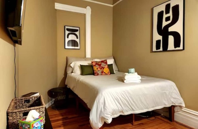 Zen Room & Private Deck in Stunning Victorian