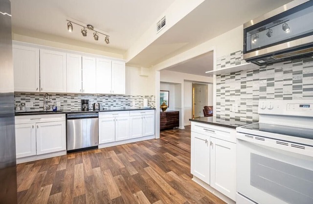 Cozy, spacious, private remodeled garden apartment
