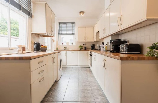 Stylish 3 bedroom home in trendy Hoole - Sleeps 6